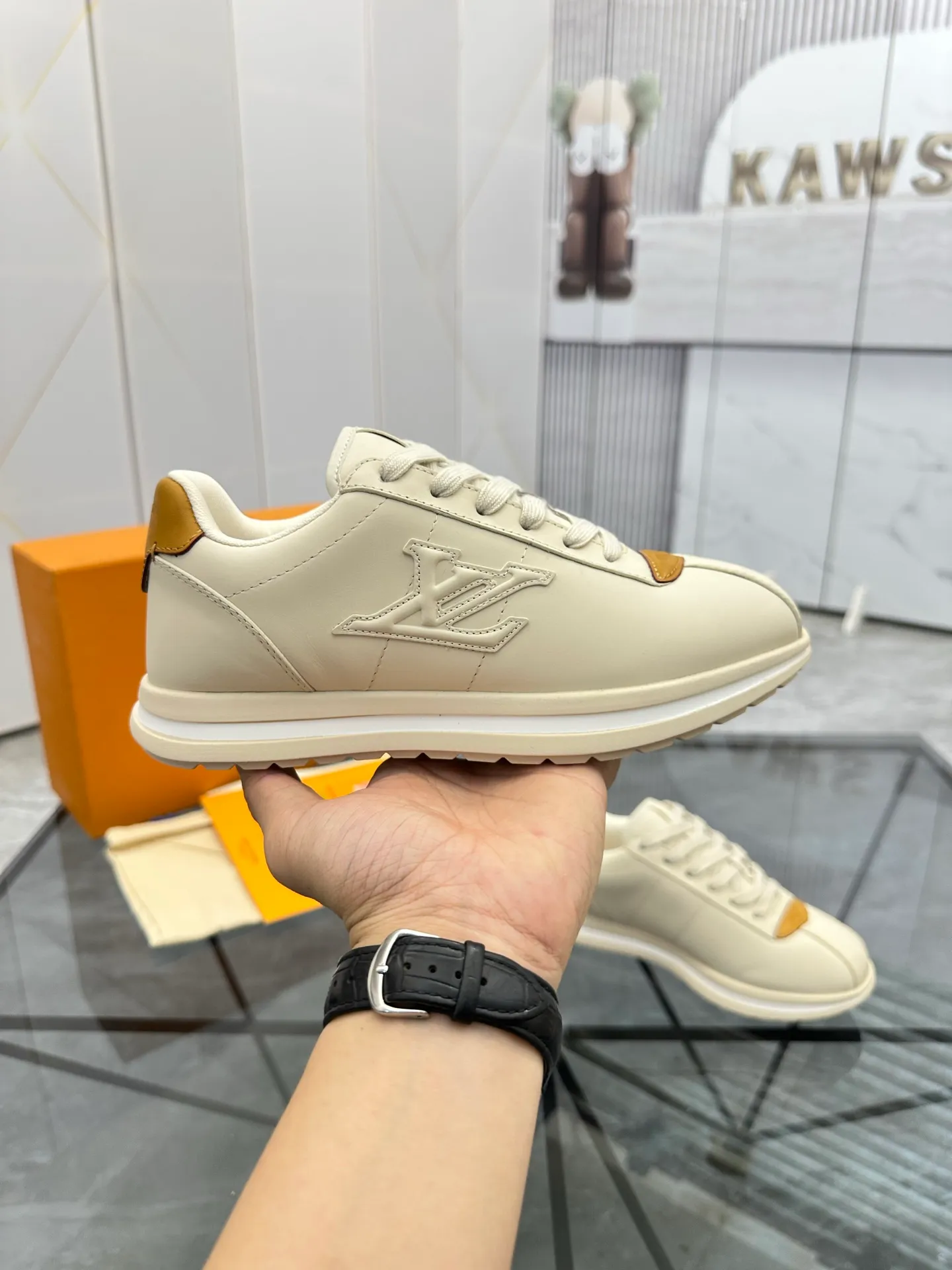 Men's shoes: 💰P700¥ Top quality Product trademark: LV* "Louis Vuitton*" low-top casual shoes Regular size: 35-45 (can be customized to 46) Couple style Product materials: Imported cowhide upper, breathable lining, original outsole. Number: two